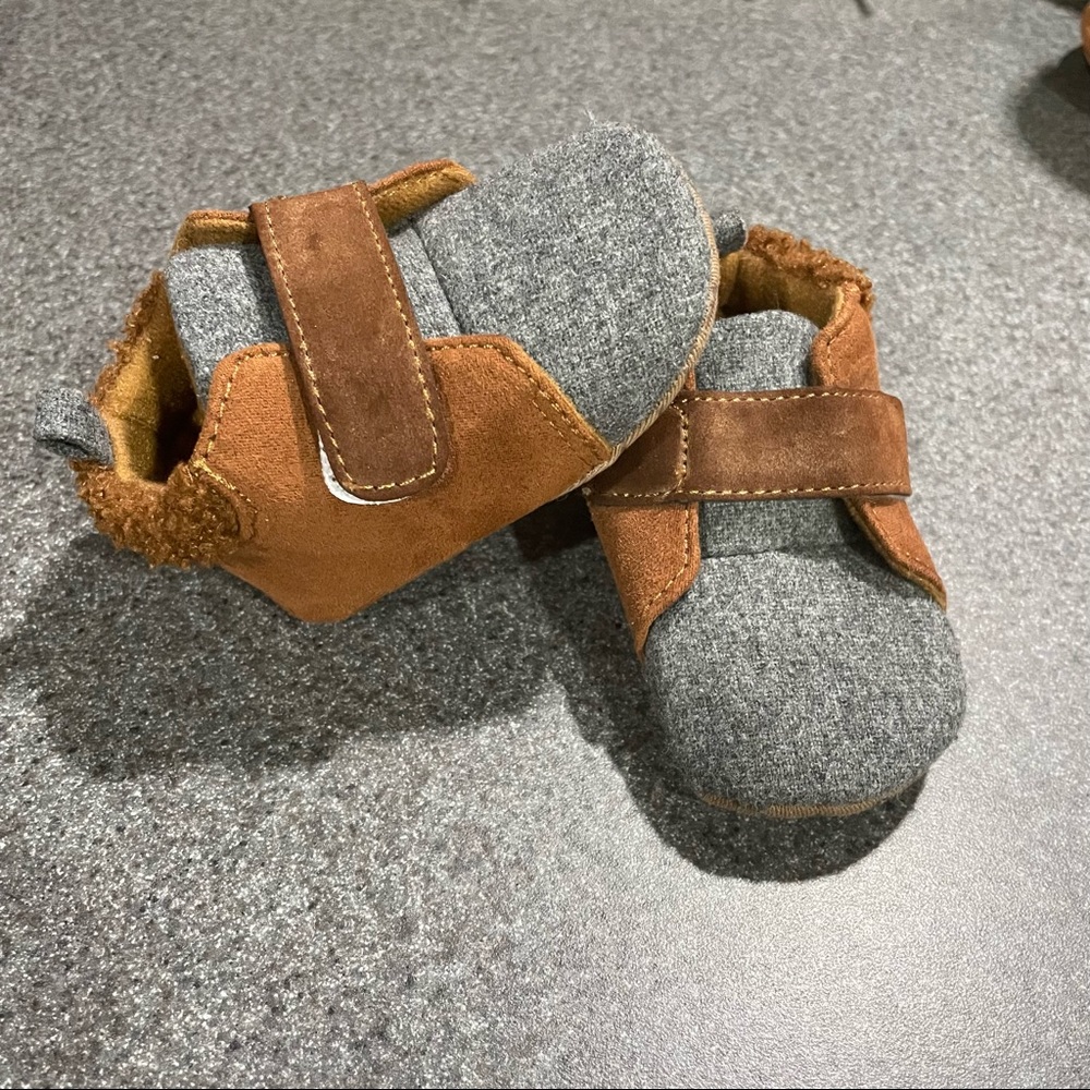 LIKE NEW 3-6mo booties